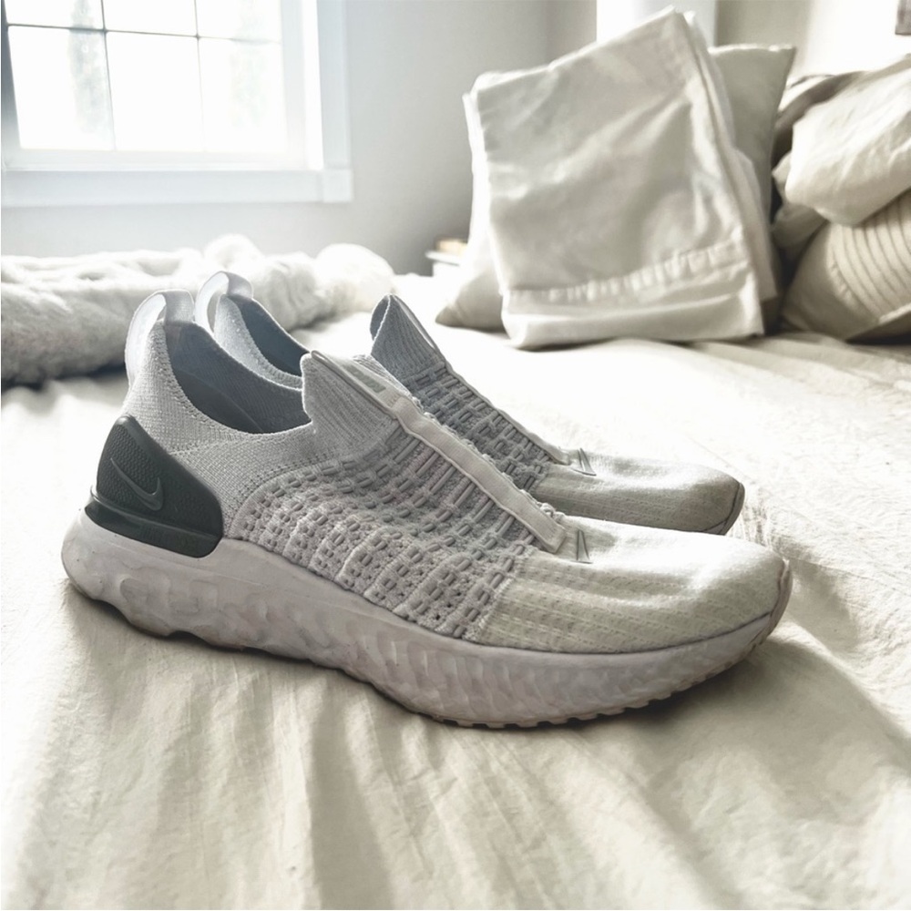 Nike white PHANTOM RUN FLYKNIT (athletic shoes)